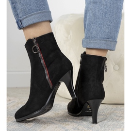 Bottes noires avec une fermeture éclair décorative Yoana 1