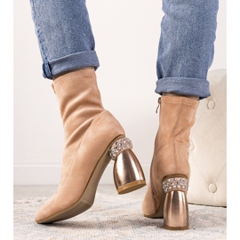 Bottines roses sur poteau décoratif Bazin 1 Bottines roses sur poteau décoratif Bazin 1