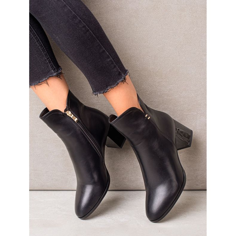 Goodin Bottines noires sur un poteau 1