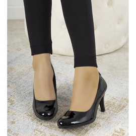 Escarpins en laque noire sur le pilier Zamora le noir 1 Escarpins en laque noire sur le pilier Zamora le noir 1