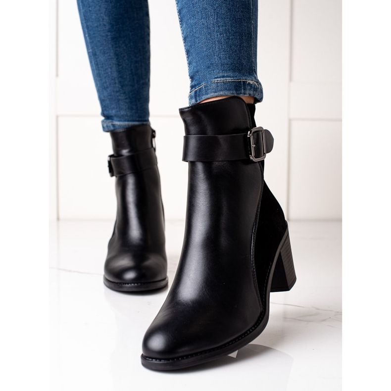 Melisa Bottes à la mode avec boucle le noir 1