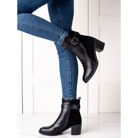 Melisa Bottes à la mode avec boucle le noir 2