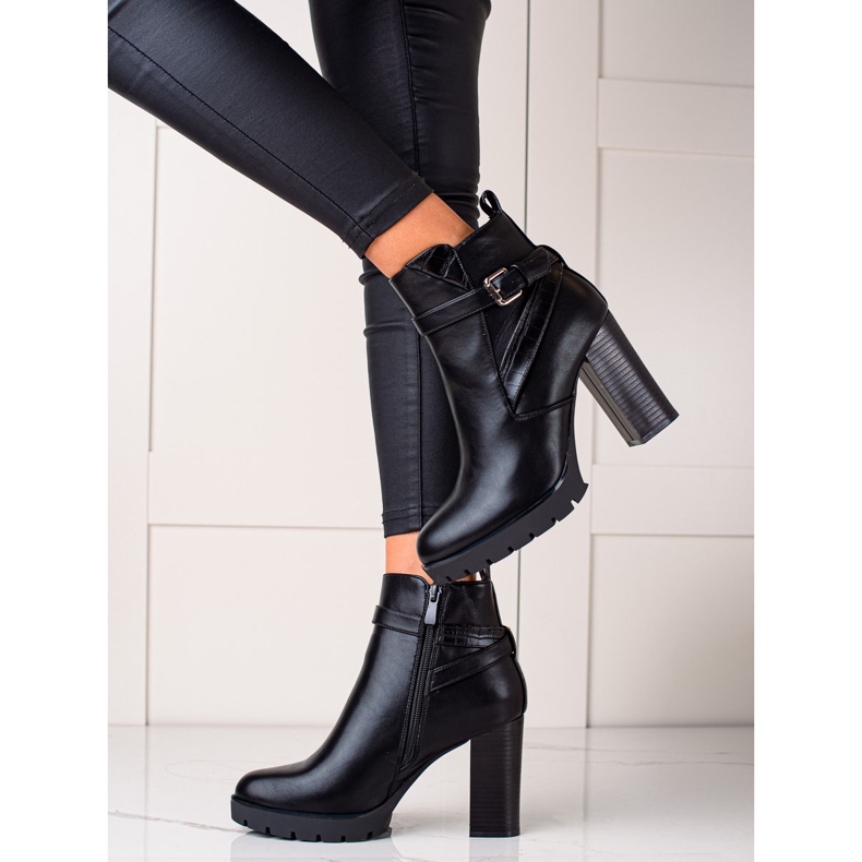 Bestelle Bottes noires sur un poste élevé 2