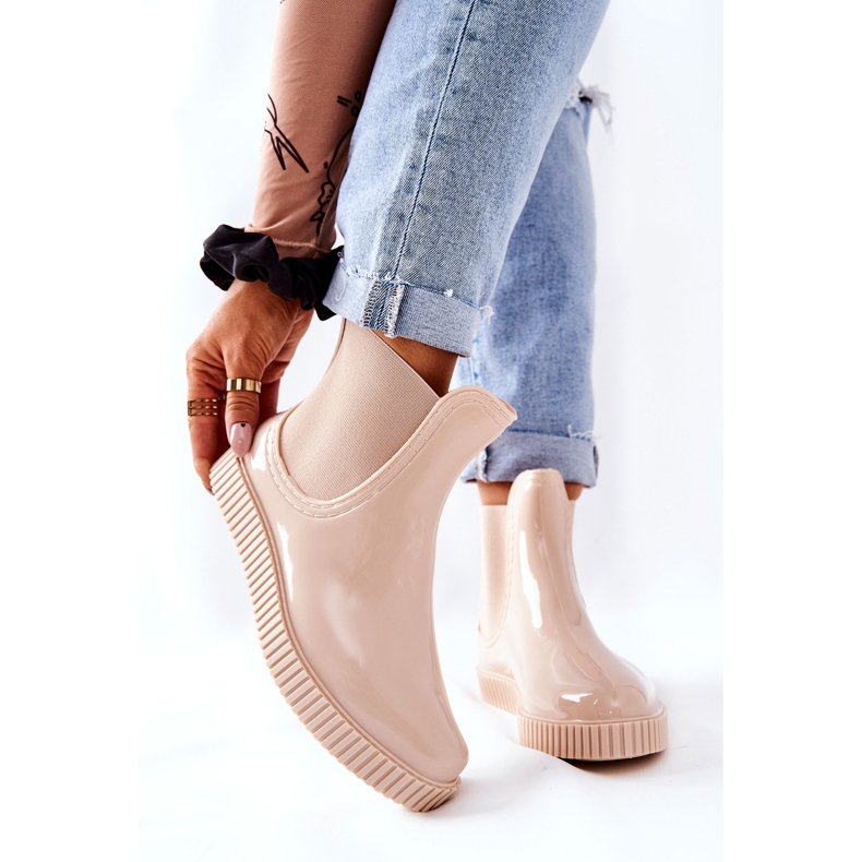 PS1 Bottes de pluie brillantes sur une plate-forme de cascade beige 2 PS1 Bottes de pluie brillantes sur une plate-forme de cascade beige 2