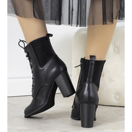 Bottines noires sur le poteau Vedette le noir 2