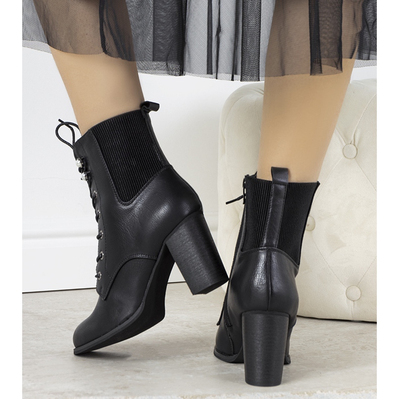 Bottines noires sur le poteau Vedette 2