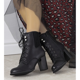 Bottines noires sur le poteau Vedette le noir 1