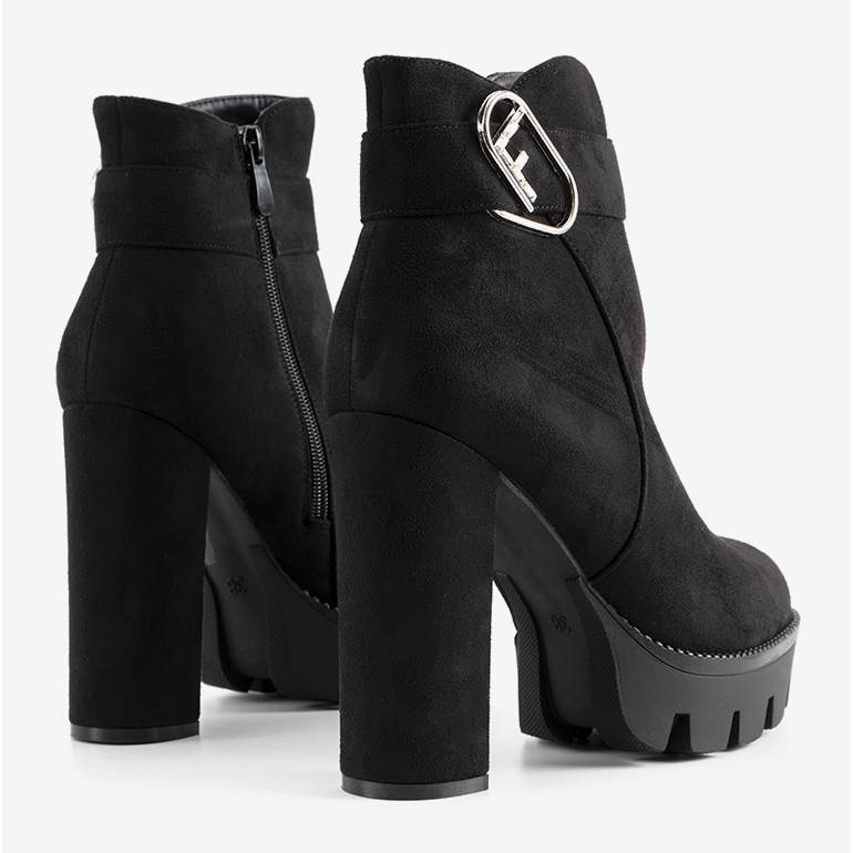 Bottines noires sur le post Coralie 1