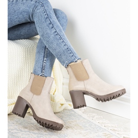 Bottes beiges sur le poteau Auger 1