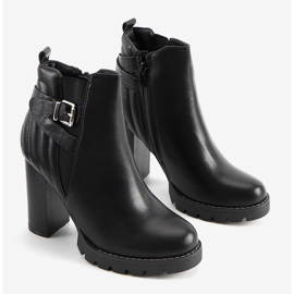 Bottines noires sur le post Adrienne le noir 1 Bottines noires sur le post Adrienne le noir 1
