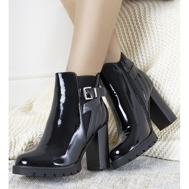 Bottines laquées noires sur le poteau Jacques 1