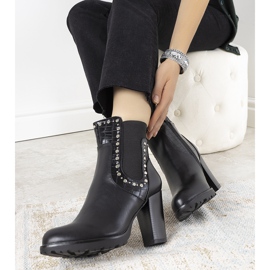 Boots noires à clous flamands le noir 1