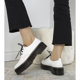 Chaussures blanches sur semelle épaisse Ronde 2 Chaussures blanches sur semelle épaisse Ronde 2