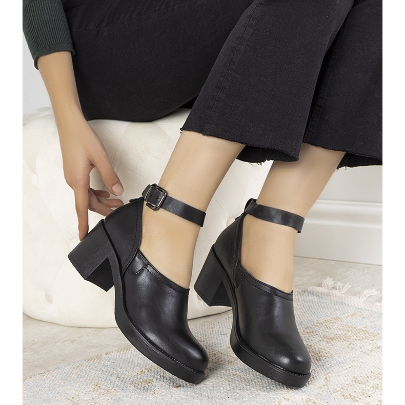 Chaussures noires sur le poste de Christiane le noir 1