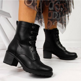 Bottes noires sur le poteau isolé eVento W EVE329 1