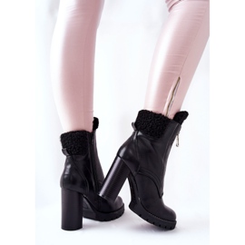 Bottes noires sur un poteau Arleston noir 1