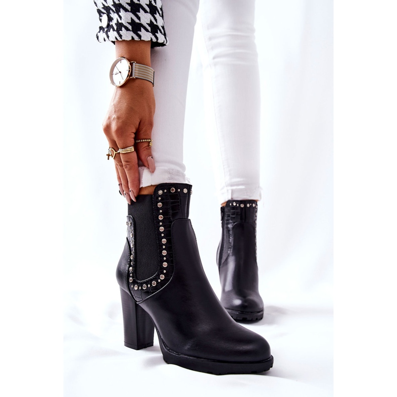 PG1 Bottes sur un poteau avec des jets noirs de Wissey 1