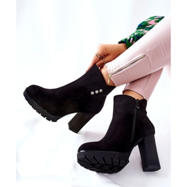 PG1 Bottes en daim noires Lagerlla sur un poteau 1