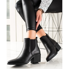 Melisa Bottes sur un poste large noir 1