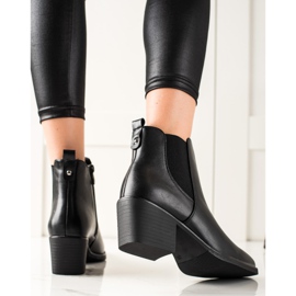 Melisa Bottes sur un poste large le noir 2