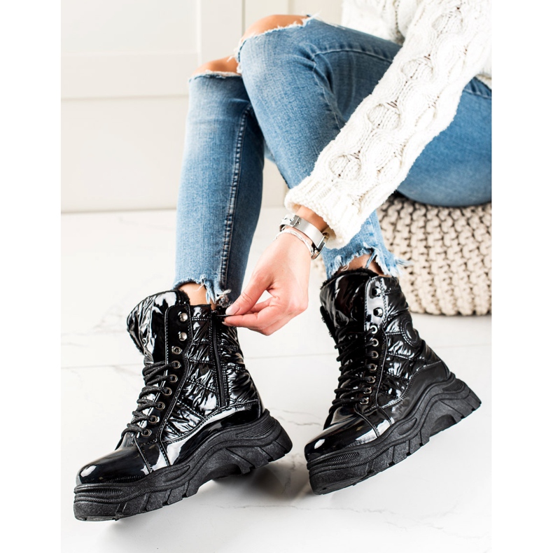 Bottes noires sur la plateforme VINCEZA 2