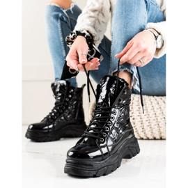 Bottes noires sur la plateforme VINCEZA 1