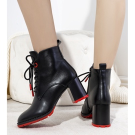 Bottes isolées noires avec une fixation Skow 1