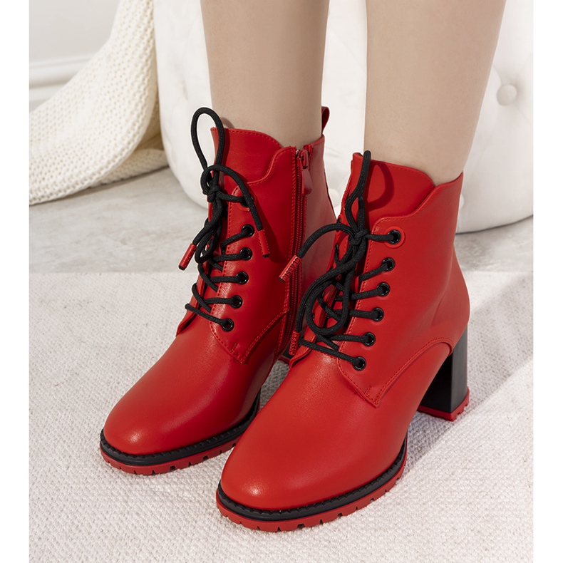 Bottes isolées rouges avec une fixation Skow 1