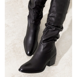 Bottes noires sur le poste Landry 1