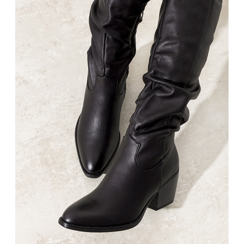 Bottes noires sur le poste Landry 1