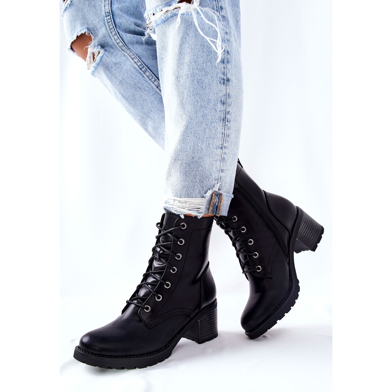 PE1 Bottes Nerynis noires chaudes attachées sur un poteau 1