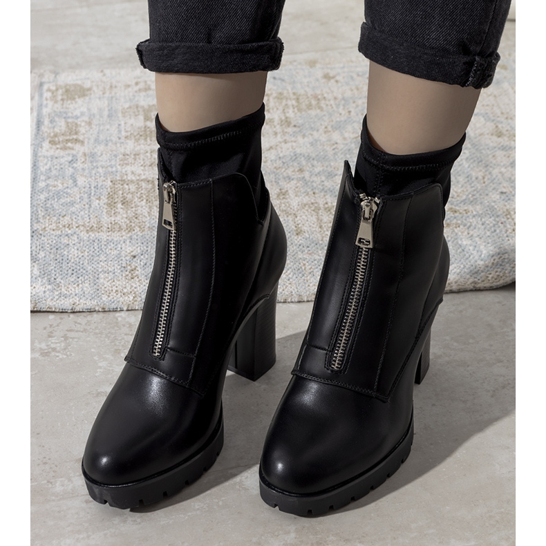 Bottines noires sur le poste Kizzy 1