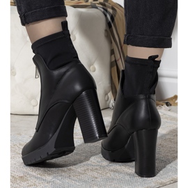 Bottines noires sur le poste Kizzy 2