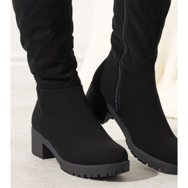 Bottes isolées noires sur le poteau Serrano 1
