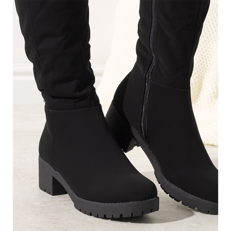 Bottes isolées noires sur le poteau Serrano 1