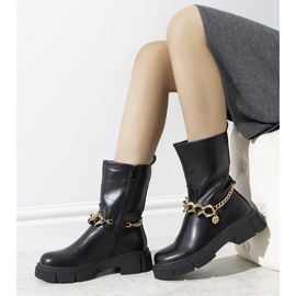 Bottes isolées noires avec une chaîne Marsha dorée le noir 2