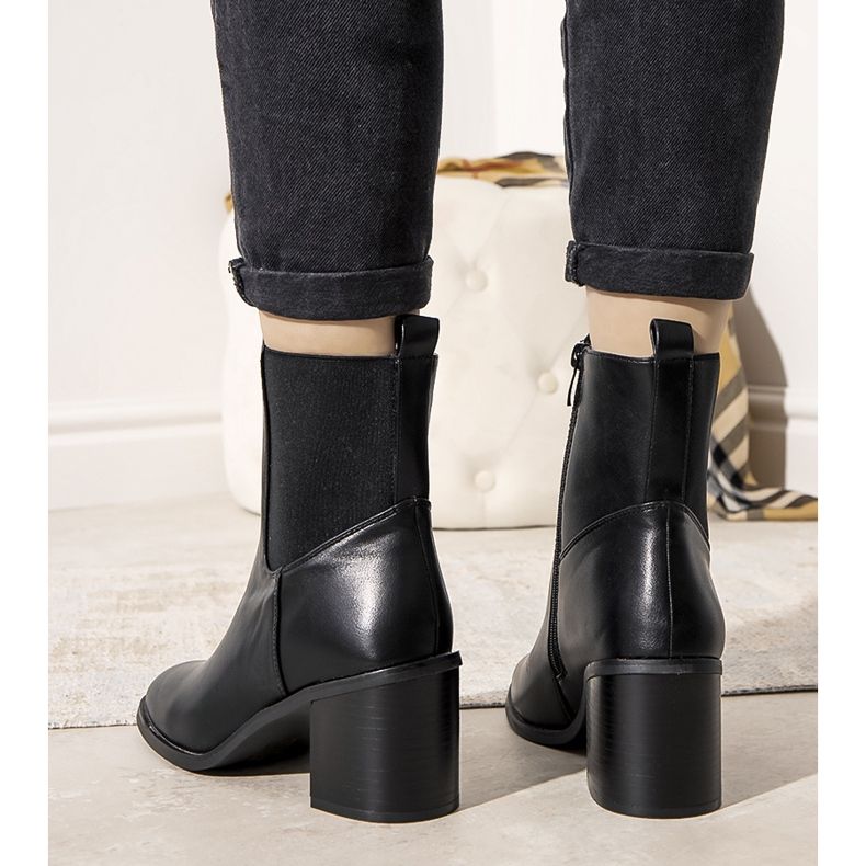 Bottes isolées noires sur le poteau Michelle 1