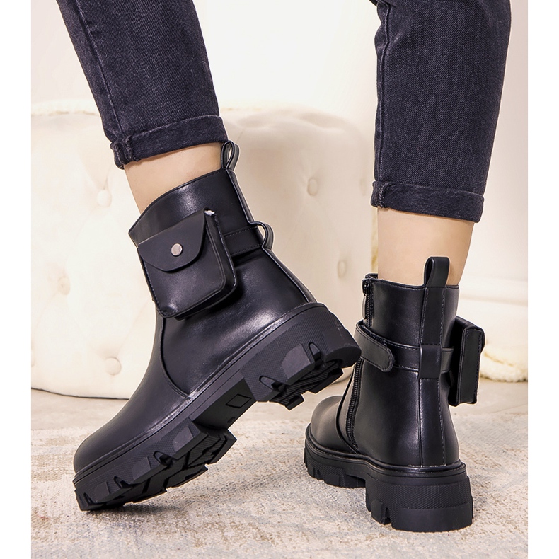 Bottes isolées noires avec un sachet Millikin le noir 2