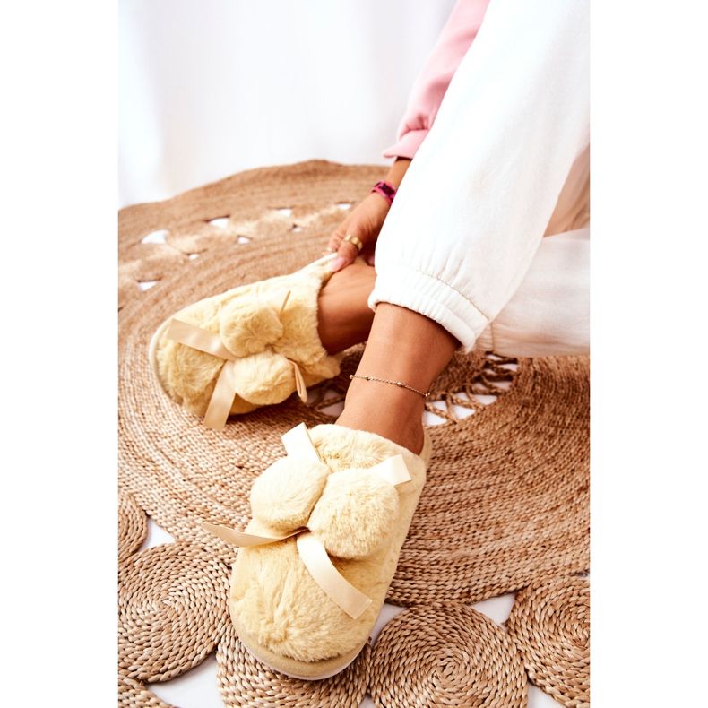 Chaussons Jaunes Pamppy Fourrure Avec Pompons beige écru 2 Chaussons Jaunes Pamppy Fourrure Avec Pompons beige écru 2
