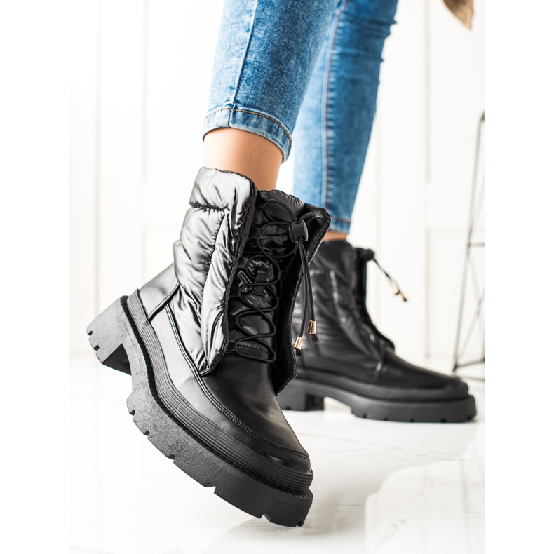 Small Swan Bottes de neige noires sur la plate-forme 1