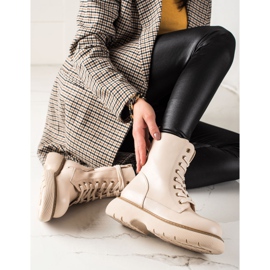 TRENDI Des sacs beiges sur le quai 1 TRENDI Des sacs beiges sur le quai 1