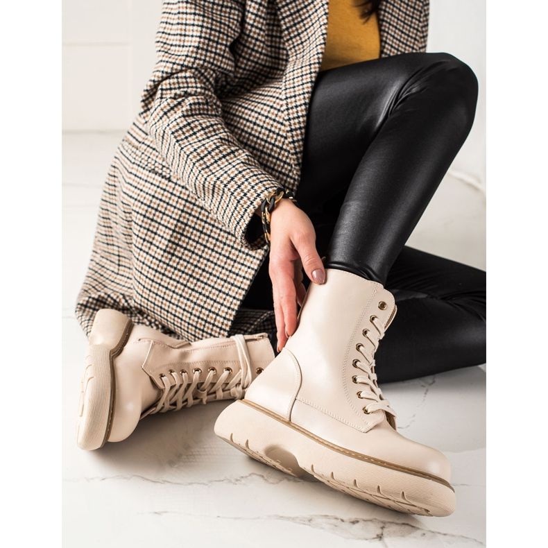 TRENDI Des sacs beiges sur le quai 1 TRENDI Des sacs beiges sur le quai 1