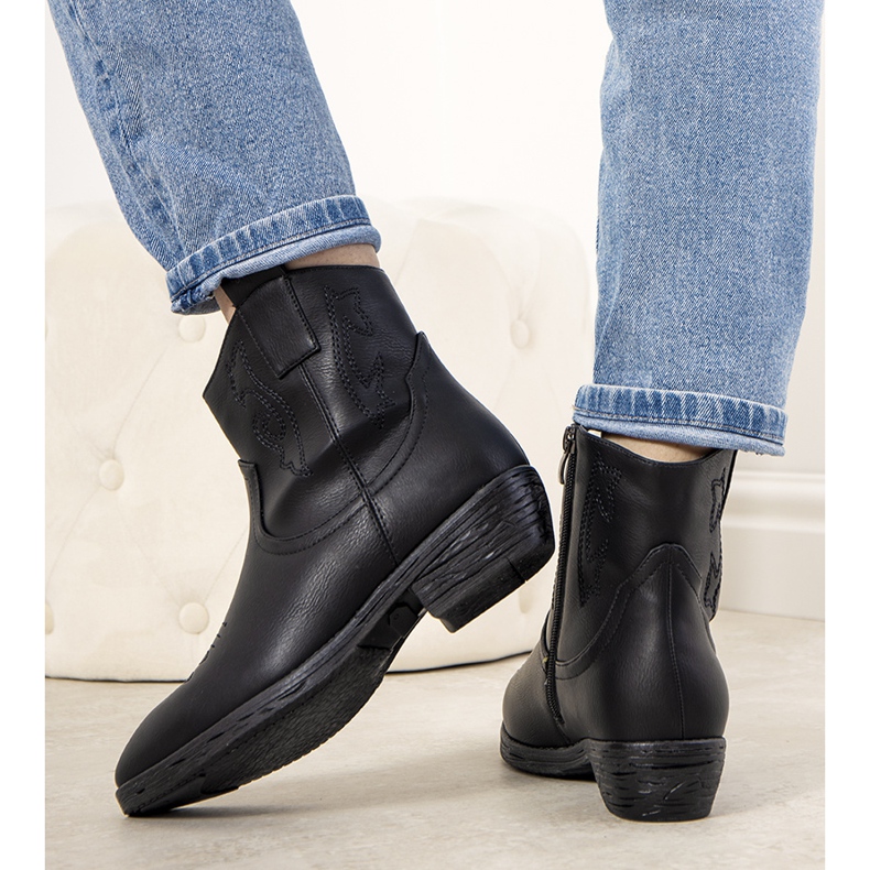 Bottes de cowboy isolées Belda noires 1