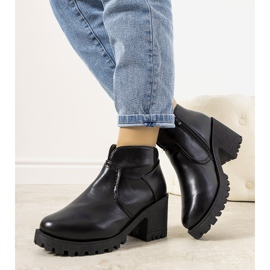Bottes isolées noires sur le poste Sennet le noir 1