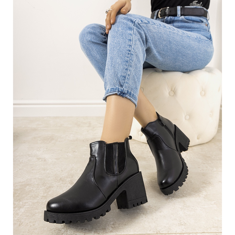 Bottes isolées noires sur le poteau Bevis 1