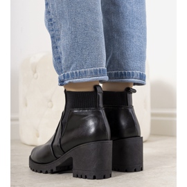 Bottes isolées noires sur le poste Ruel le noir 1