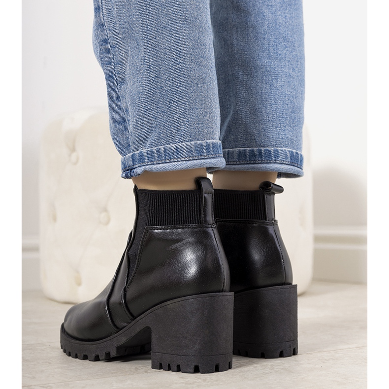 Bottes isolées noires sur le poste Ruel 1