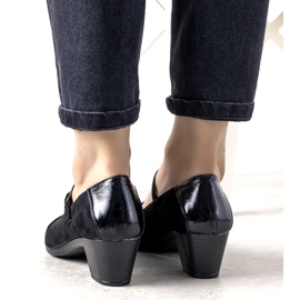 Escarpins noirs sur un pilier avec un bout de dessert verni le noir 1 Escarpins noirs sur un pilier avec un bout de dessert verni le noir 1