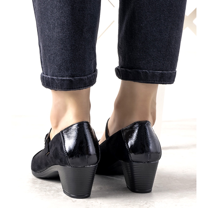 Escarpins noirs sur un pilier avec un bout de dessert verni le noir 1 Escarpins noirs sur un pilier avec un bout de dessert verni le noir 1