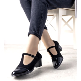 Escarpins noirs sur un pilier avec un bout de dessert verni le noir 2 Escarpins noirs sur un pilier avec un bout de dessert verni le noir 2